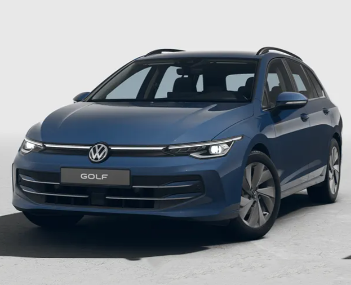 Ein blauer VW Golf steht frei vor einem weißen Hintergrund