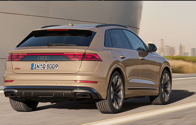 Ein brauner Audi A8 fährt auf einer Straße