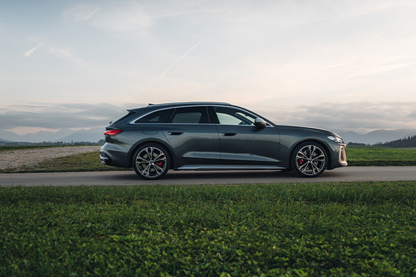 Ein grauer Audi A5 steht auf einer Landstraße