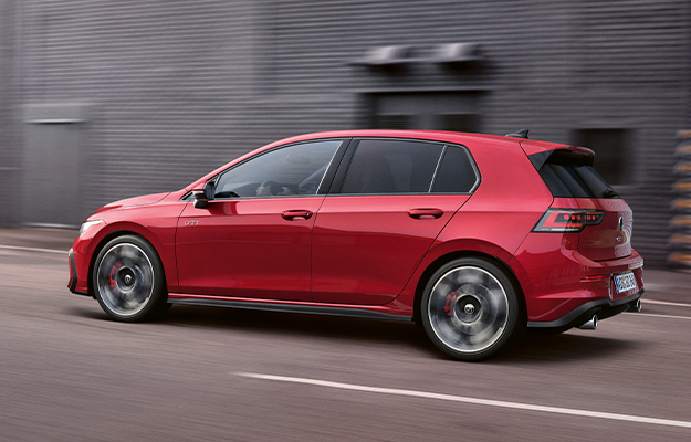 Ein roter Golf GTI fährt auf einer Straße in der Stadt
