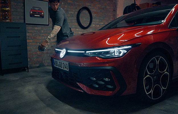 Ein roter Golf GTI Nahaufnahme Licht