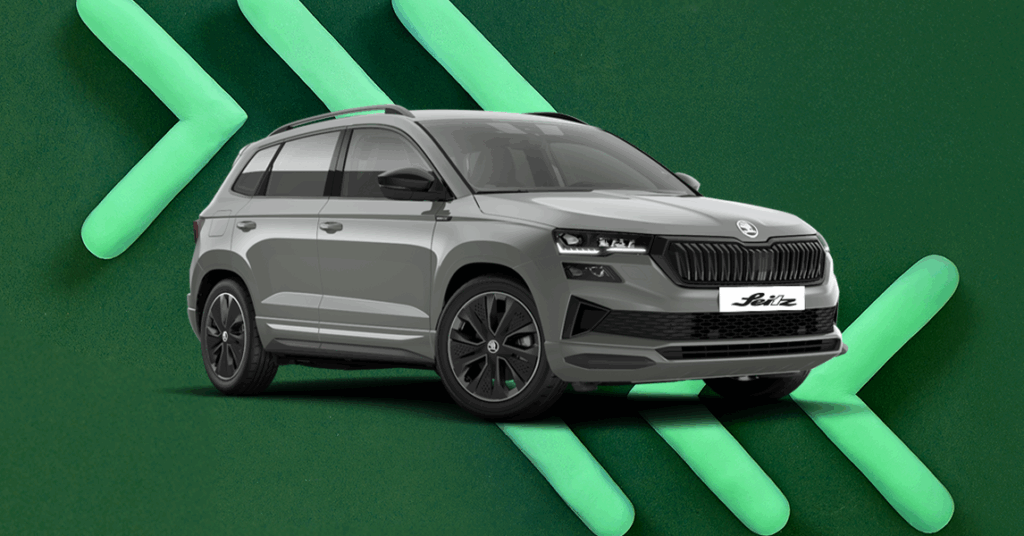Ein grauer Skoda Karoq steht vor dem grünen Wechselwochen Hintergrund