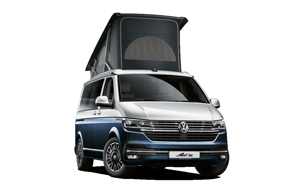 Ein blauer VW California steht frei vor weißen Hintergrund
